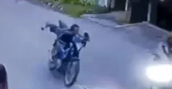 Tangkap layar pengendara motor Satria FU ugal-ugalan bergaya superman yang memicu kecelakaan maut di Jalan Bunar, Kabupaten Bogor.