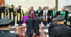 Prosesi penahbisan para pendeta Huria Kristen Indonesia (HKI) se-Indonesia di HKI Cawang Cililitan, Minggu, 30 November 2025. (Sumber: POSKOTA | Foto: Ramot Sormin)