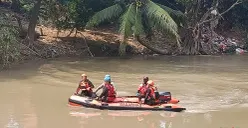 Unit SAR gabungan masih melakukan pencarian terhadap Fatur 6 tahun, bocah yang hilang dan diduga tenggelam di aliran Kali Cikarang. (Sumber: POSKOTA | Foto: Nurpini Aulia Rapika)