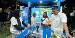 Petugas PLN dengan ramah menyampaikan penjelasan mengenai program Gelegar PLN Mobile dan hadiah menarik yang bisa diperoleh kepada pengunjung. (Sumber: Dok. PLN UID Jakarta Raya)