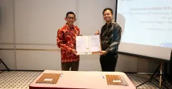 Manager PLN UP3 Bintaro, Hendar Prisnadianta (kanan) dan Kepala Kejari Tangsel, Apreza Darul Putra (kiri) memperlihatkan dokumen PKS. (Sumber: Dok. PLN UID Jakarta Raya)