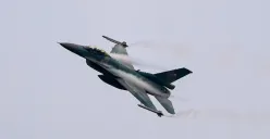 Fenomena pesawat dan helikopter memadati langit Jakarta ramai di media sosial. Ternyata, ini adalah latihan TNI untuk HUT ke-80. (Sumber: Instagram/@militer.udara)