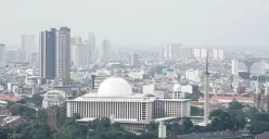 Ilustrasi, lanskap kota yang diselimuti polusi udara di Jakarta, Jum'at, 26 September 2025. (Sumber: Poskota/Bilal Nugraha Ginanjar)