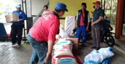 Para personel KSB Banten mendistribusikan logistik ke tiap Lumbung Sosial di beberapa kecamatan di Kabupaten Pandeglang. (Sumber: Dok. KSB Banten)