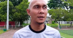 Pelatih kiper Persib Bandung U-20, Markus Haris Maulana di Lapangan Uni Jebreeetmedia Arena, Mekarjaya, Rancasari, Kota Bandung, Rabu, 1 Oktober 2025. (Sumber: Poskota/Gatot Poedji Utomo)