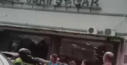 Sebuah mobil yang dikemudikan seorang wanita menabrak toko buah di Jalan Taman Surya, Kalideres, Jakarta Barat, pada Selasa, 30 September 2025. (Sumber: Istimewa)