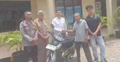 Polsek Setu menyerahkan kembali sepeda motor milik Sudir 56 tahun, pekerja harian lepas yang sempat hilang dicuri, setelah berhasil ditemukan di area perkebunan warga. (Sumber: Istimewa)