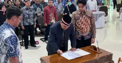 Mantan anggota NII menyatakan ikrar setia kepada NKRI di Kantor MUI Kota Tangerang, Sukaasih, Tangerang, Rabu, 1 Oktober 2025. (Sumber: Poskota/Pandi Ramedhan)