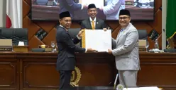 Wakil Bupati bersama Ketua DPRD Kabupaten Bogor menunjukkan nota keuangan dan rancangan APBD tahun anggaran 2026. (Sumber: Pemkab Bogor)