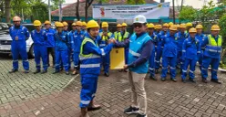 PLN UP3 Lenteng Agung secara simbolis menyerahkan berita acara penyalaan kepada petugas lapangan dalam Apel Penyalaan Serentak pasang baru dan tambah daya bagi 1.700 pelanggan. (Sumber: Dok. PLN UID Jakarta Raya)