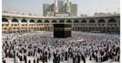 Hasil edit prompt Gemini AI bertema umroh di Kabah Mekkah. (Sumber: Gemini AI)