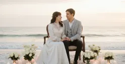 Hasil edit prompt Gemini AI foto prewedding romantis view pantai. (Sumber: Freepik)