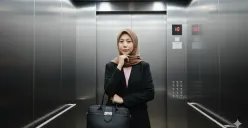 Hasil edit prompt Gemini AI foto wanita berhijab di dalam lift. (Sumber: Freepik/tirachardz)