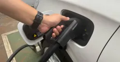 Bagi pengguna mobil listrik ada beberapa kendala teknis yang perlu diwaspadai, salah satunya masalah charger gun yang kadang tersangkut. (Sumber: NETA)