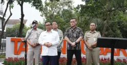 Gubernur Jakarta Pramono Anung bersama Anggota DPRD DKI Jakarta Hardiyanto Kenneth saat meresmikan Taman Bugar, Kebon Jeruk, Jakarta Barat. (Sumber: Poskota/M. Tegar Jihad)