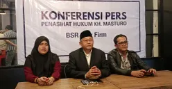 Keluarga Masturo Rohili, didampingi kuasa hukumnya, Bambang Sunaryo, menggelar konferensi pers di Bekasi Selatan, Rabu 1 Oktober 2025. (Sumber: POSKOTA | Foto: Nurpini Aulia Rapika)