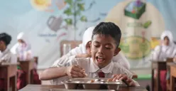 Ilustrasi siswa menyantap Makan Bergizi Gratis (MBG). (Sumber: Poskota/Bilal Nugraha Ginanjar)