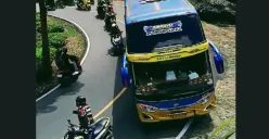 Pengendara NMax hentikan bus di Ciwidey (Sumber: TikTok/mbud_ojol)