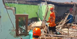 Petugas BPBD Kabupaten Bogor membersihkan puing-puing rumah ambruk di Cibinong. (Sumber: BPBD)