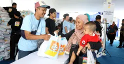 Bank Mandiri menggelar Program Pasar Murah Mandiri yang diikuti ribuan masyarakat serta pelaku UMKM lokal. (Sumber: Corsec Bank Mandiri)