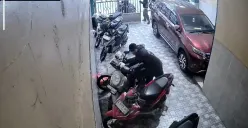 Aksi pencurian motor di indekos kawasan Jalan Surya Raya, Bekasi Selatan, terekam kamera CCTV pada Sabtu 27 September 2025 sekitar pukul 05.40 WIB. (Sumber: Istimewa)