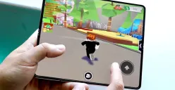 Gaming di Samsung Galaxy Fold 7. (Sumber: YouTube/Cozy Alpaca)