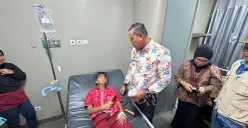 Wali Kota Bekasi, Tri Adhianto, menjenguk siswa SDN Kota Baru III yang dirawat di RS Ananda Bekasi, diduga mengalami keracunan MBG. (Sumber: Dok Humas Pemkot Bekasi)