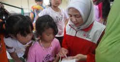 Anak-anak korban kebakaran di Tamansari, Jakarta Barat, mendapatkan dukungan psikososial. (Sumber: PMI Jakarta Barat)