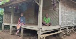 Sepasang kakek-nenek di Kampung Sindanghayu, Desa Tanagara, Kecamatan Cadasari, Kabupaten Pandeglang, duduk di depan rumah mereka. (Sumber: Poskota/Samsul Fatoni)