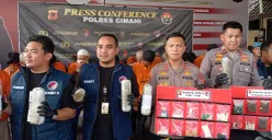 Polisi menggelar jumpa pers kasus tembakau sintetis rumahan di Mako Polres Cimahi, Kamis, 2 Oktober 2025. (Sumber: Poskota/Gatot Poedji Utomo)