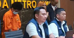 Jumpa pers penangkapan pelaku akses ilegal dan manipulasi data nasabah bank di Mapolda Metro Jaya, Jakarta Selatan, Kamis, 2 Oktober 2025. (Sumber: Poskota/Ali Mansur)