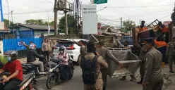 Petugas Satpol PP Kabupaten Bogor membongkar puluhan bangunan liar PKL di Jalan Citeureup-Babakan, Kamis 2 Oktober 2025. (Sumber: Dok Satpol PP)