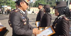 Kapolres Metro Depok, Kombes Pol Abdul Waras memberikan penghargaan kepada 12 personel Satlantas Polres Metro Depok. (Sumber: Polres Metro Depok)