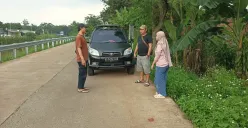 Anggota Tim Opsnal Satreskrim Polsek Tajurhalang, melakukan pengamanan tertutup melakukam patroli dialogis di Jalan Raya Bogor - Kemang (Bomang), Desa Kalisuren, Kecamatan Tajurhalang, Kabupaten Bogor. (Sumber: Poskota/Angga Pahlevi)