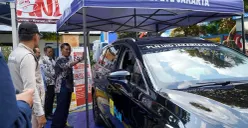 Seorang petugas menunjukkan proses pengisian daya mobil listrik milik PLN UID Jakarta Raya di SPKLU BP2TL Jakarta. (Sumber: Dok. PLN UID Jakarta Raya)