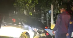 Petugas Damkar Kabupaten Bogor mengevakuasi mobil taksi online yang terperosok di wilayah Citeureup. (Sumber: Dok. Damkar Bogor)