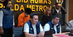Polda Metro Jaya menggelar konferensi pers penangkapan Bjorka di Mapolda Metro Jaya, Jakarta Selatan, Kamis, 2 Oktober 2025. (Sumber: Poskota/Ali Mansur)