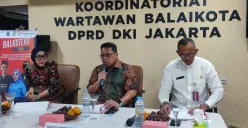 Direktur Utama Dharma Jaya, Raditya Endra Budiman bersama Anggota Komisi B DPRD Jakarta Nur Afni Sajim di Balai Kota Jakarta, Jumat, 3 Oktober 2025. (Sumber: Poskota/M. Tegar Jihad Al Faruq)