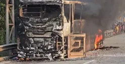 Sebuah bus Damri mengalami kebakaran hebat saat melintas di ruas Tol Jakarta Outer Ring Road (JORR), arah Cikampek, pada Jumat, 3 Oktober 2025, sore WIB. (Sumber: Dok. Polda Metro Jaya)