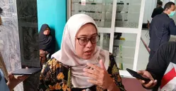 Kepala Dinas Kesehatan Kota Bekasi, Satria Sriwijayanti Anggraini, memberikan keterangan usai menjenguk enam siswa SDN Kota Baru III yang diduga mengalami keracunan makanan di RS Ananda Bekasi. (Sumber: Poskota/Nurpini Aulia Rapika)
