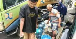 Warga Kavling Alinda Permai, Bekasi Utara, tengah antre mengambil pasokan air bersih dari mobil tangki PDAM Tirta Patriot, Jumat, 3 Oktober 2025. (Sumber: Poskota/Nurpini Aulia Rapika)