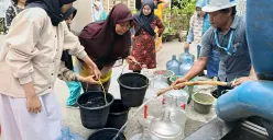 Warga Kavling Alinda Permai, Bekasi Utara, tengah antre mengambil pasokan air bersih dari mobil tangki PDAM Tirta Patriot, Jumat, 3 Oktober 2025. (Sumber: Poskota/Nurpini Aulia Rapika)