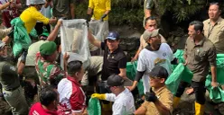 Menteri LH Hanif Faisol Nurofiq bersama warga, siswa sekolah, dan relawan membersihkan hulu sungai ciliwung, Puncak, Kecamatan Cisarua, Kabupaten Bogor, Jumat 3 Oktober 2025. (Sumber: Poskota/Giffar Rivana)