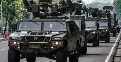 Prajurit TNI berdiri di atas alutsista menuju kawasan Monumen Nasional (Monas), Jakarta, Rabu, 1 Oktober 2025. (Sumber: Poskota/Bilal Nugraha Ginanjar)