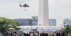 Prajurit TNI berdiri di atas alutsista menuju kawasan Monumen Nasional (Monas), Jakarta, Rabu, 1 Oktober 2025. (Sumber: Poskota/Bilal Nugraha Ginanjar)