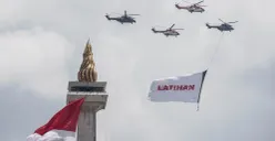 Prajurit TNI berdiri di atas alutsista menuju kawasan Monumen Nasional (Monas), Jakarta, Rabu, 1 Oktober 2025. (Sumber: Poskota/Bilal Nugraha Ginanjar)