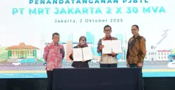 General Manager PLN UID Jaya, Moch. Andy Adchaminoerdin (kedua kanan) dan Direktur Konstruksi PT MRT Jakarta Weni Maulina (kedua kiri) menunjukkan dokumen perjanjian PJBTL di Jakarta, Kamis, 2 Oktober 2025. (Sumber: Dok. PLN UID Jaya)