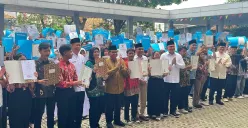 Gubernur Jakarta, Pramono Anung saat melakukan penyerahan pemutihan ijazah di SMP Strada Santo Fransiskus Xaverius 1, Koja, Jakarta Utara, Jumat, 3 Oktober 2025. (Sumber: Poskota/M. Tegar Jihad Al Faruq)