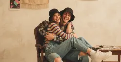 Hasil edit prompt Gemini AI foto studio berdua ala selebgram. (Sumber: Freepik)
