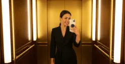 Hasil edit prompt Gemini AI foto viral mirror selfie di lift dengan iPhone 17. (Sumber: Freepik)